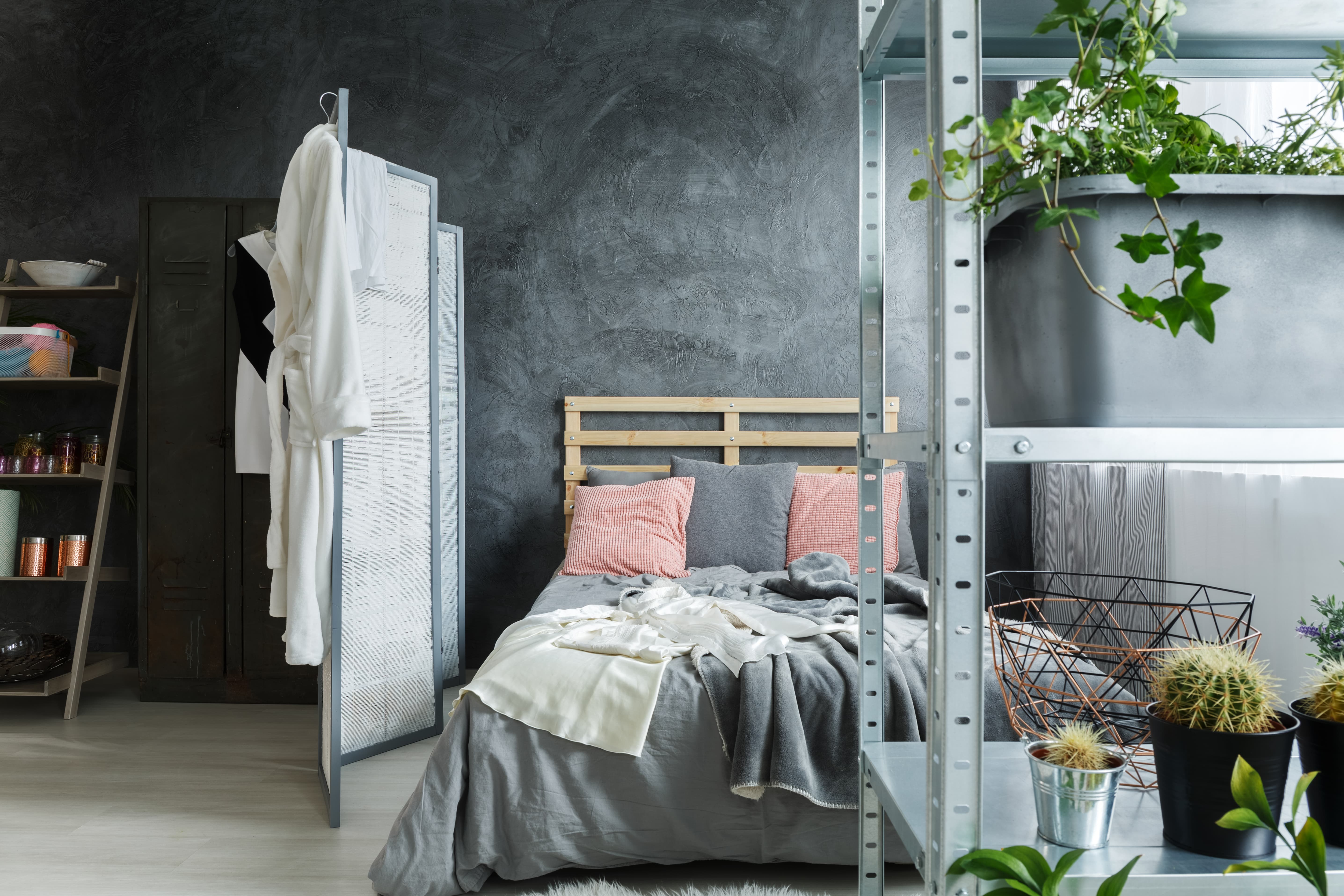 Sypialnia w stylu eklektycznym z betonowymi elementami.