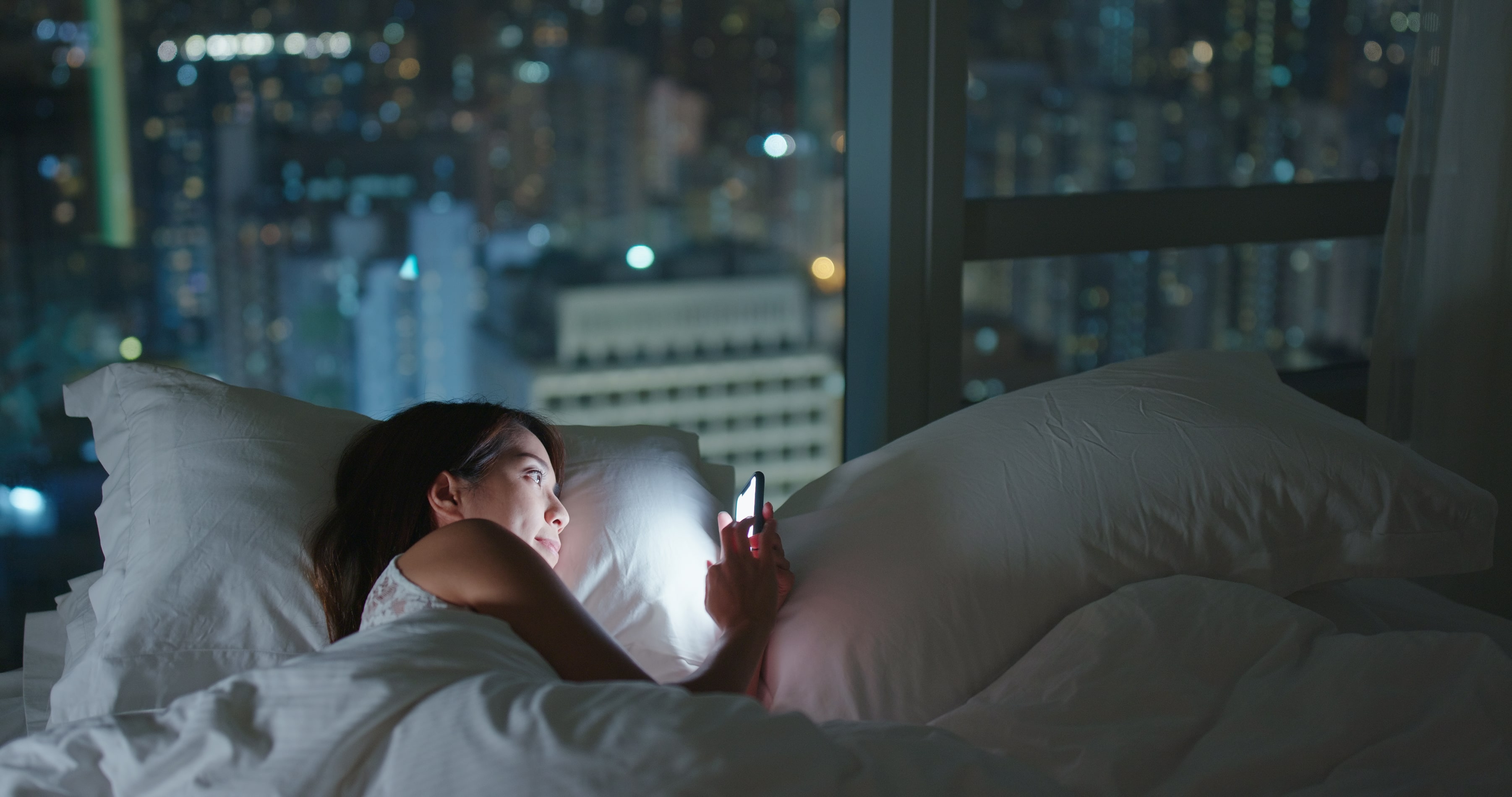 Na problem z porannym wstawaniem wpływa używanie smartfonów przez snem.