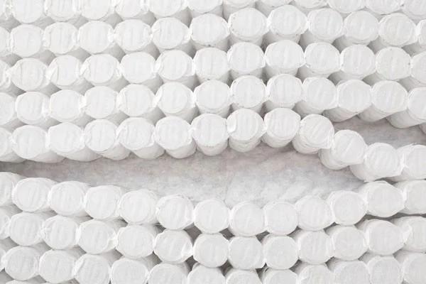Materac piankowy czy sprężynowy? Fizjoterapeuta wyjaśnia