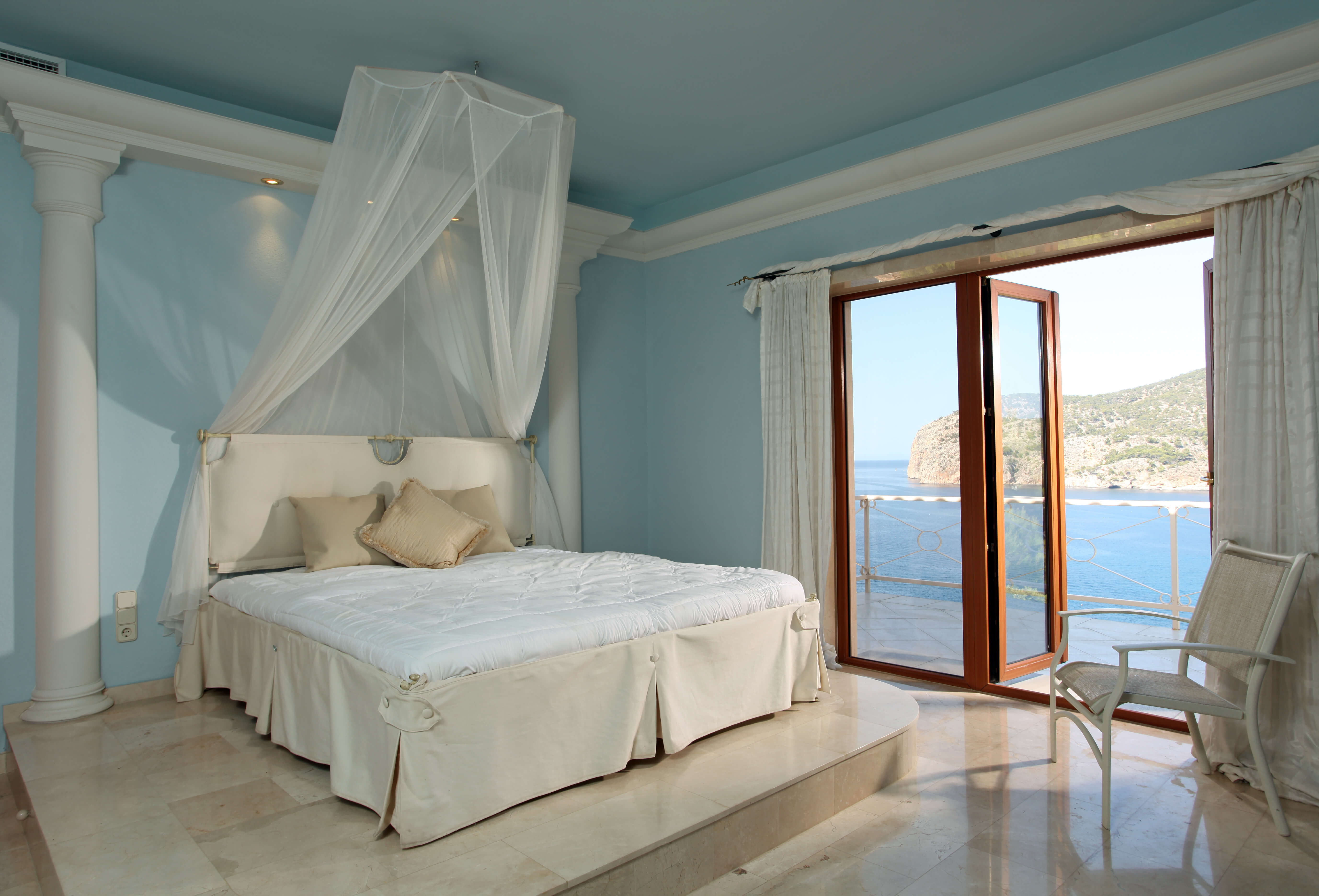 Niebieska sypialnia w stylu greckim