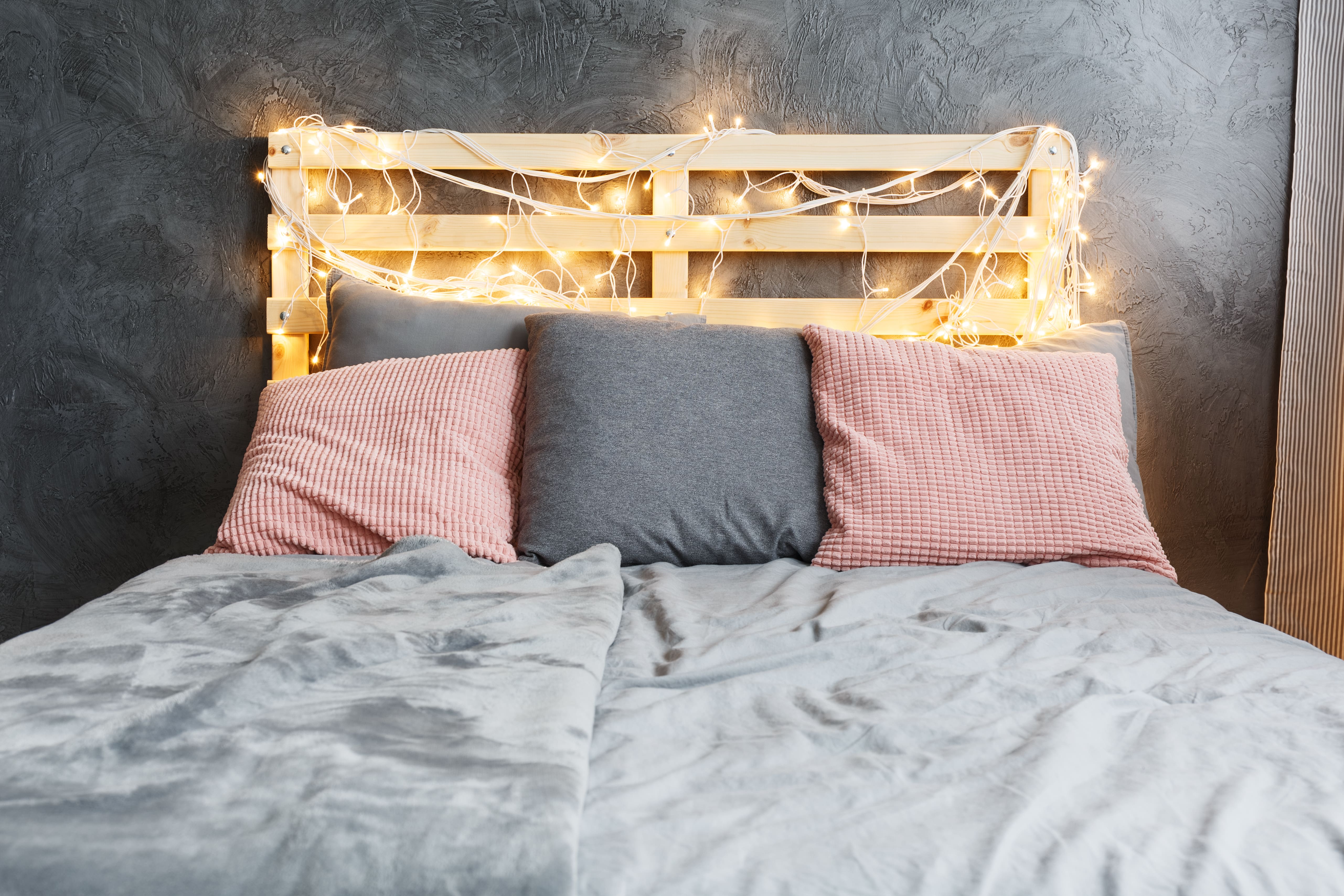 Łóżko z palet z lampkami LED
