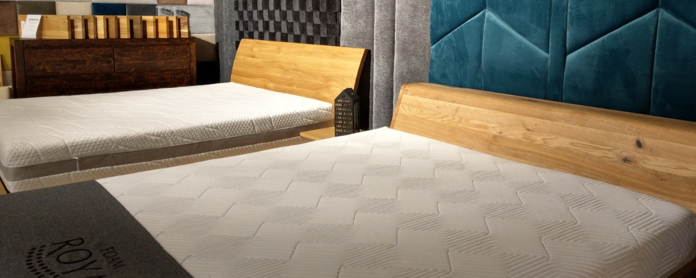 Łóżka drewniane na ekspozycji w salonie SypialniaPlus