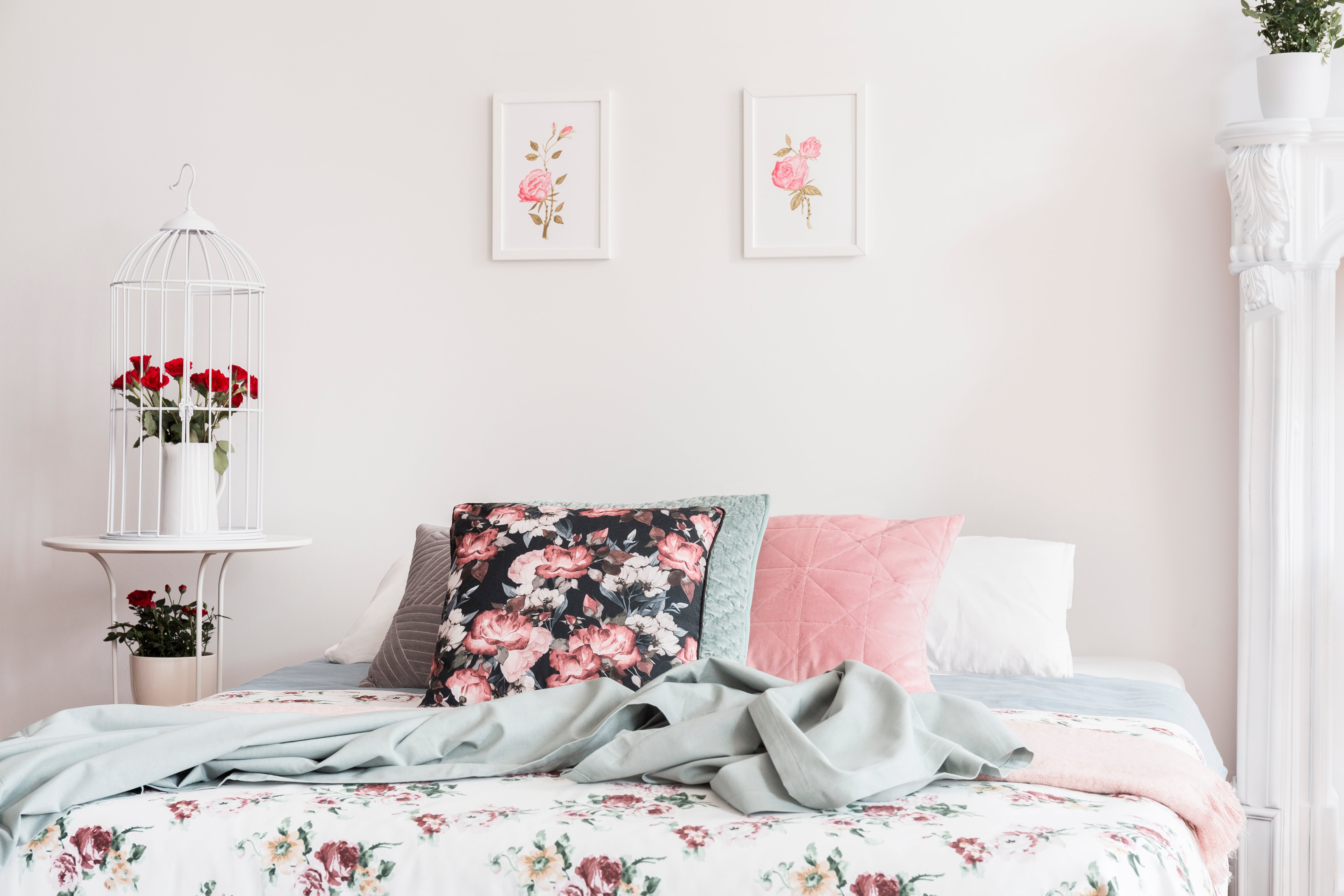 Łóżko w stylu angielskim w kwiatową narzutą
