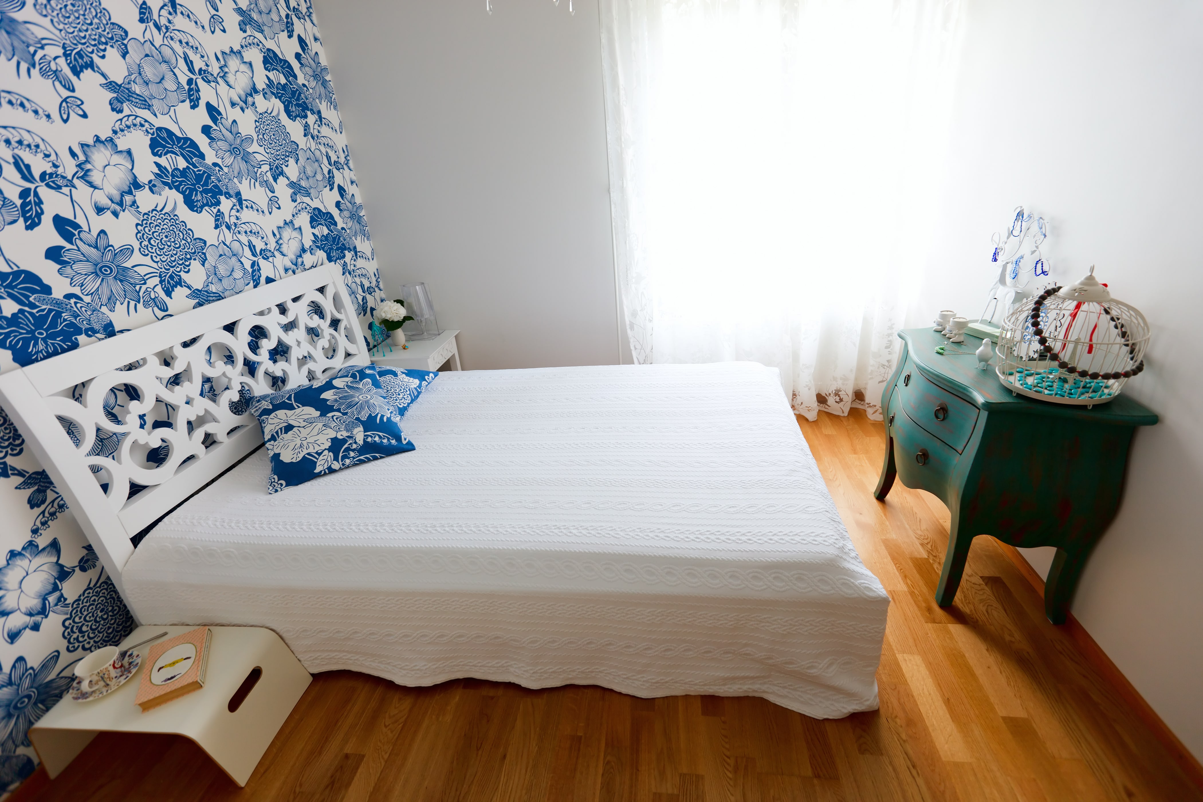 Mała niebieska sypialnia