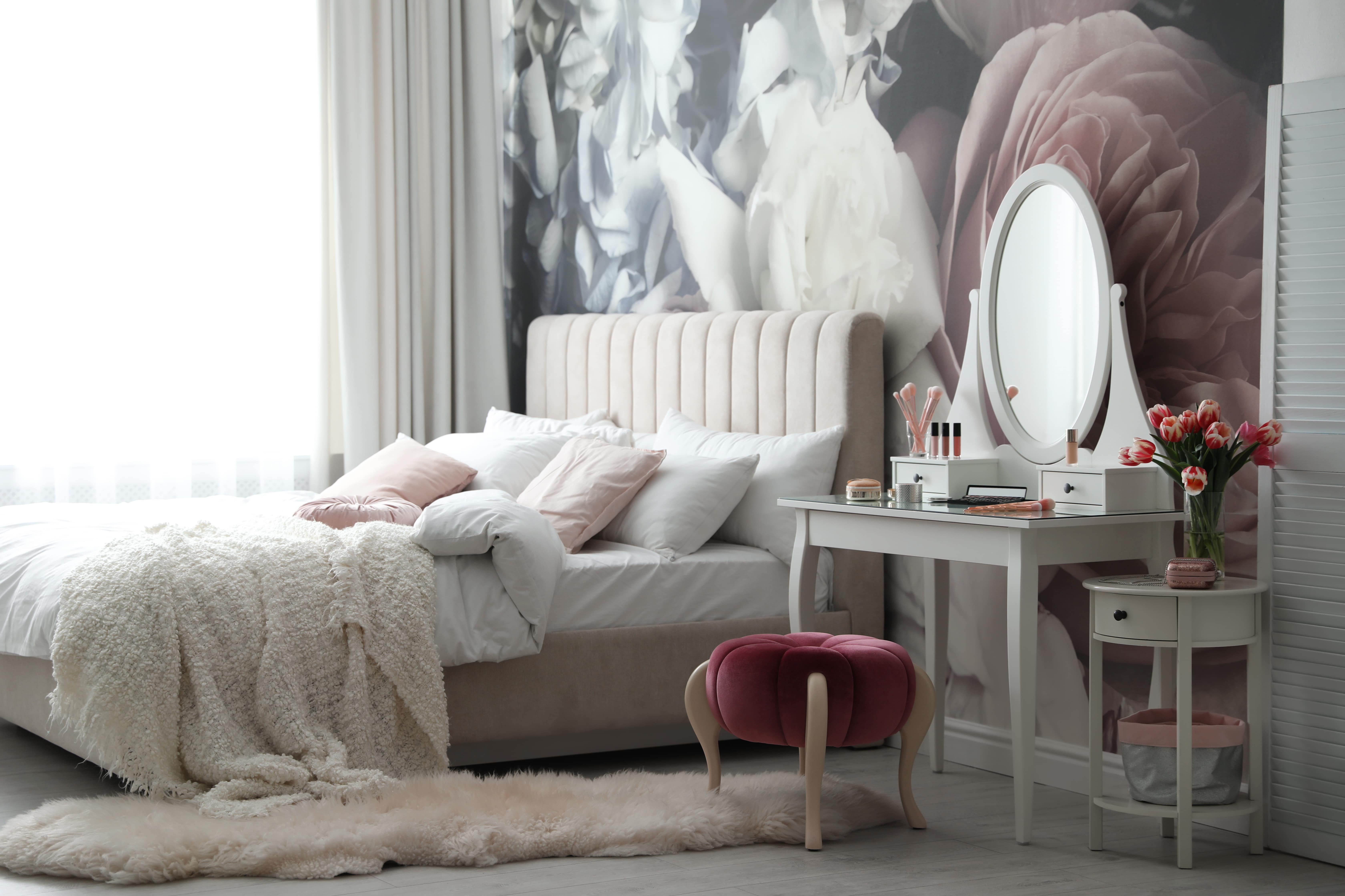 Sypialnia glamour z różowymi dodatkami