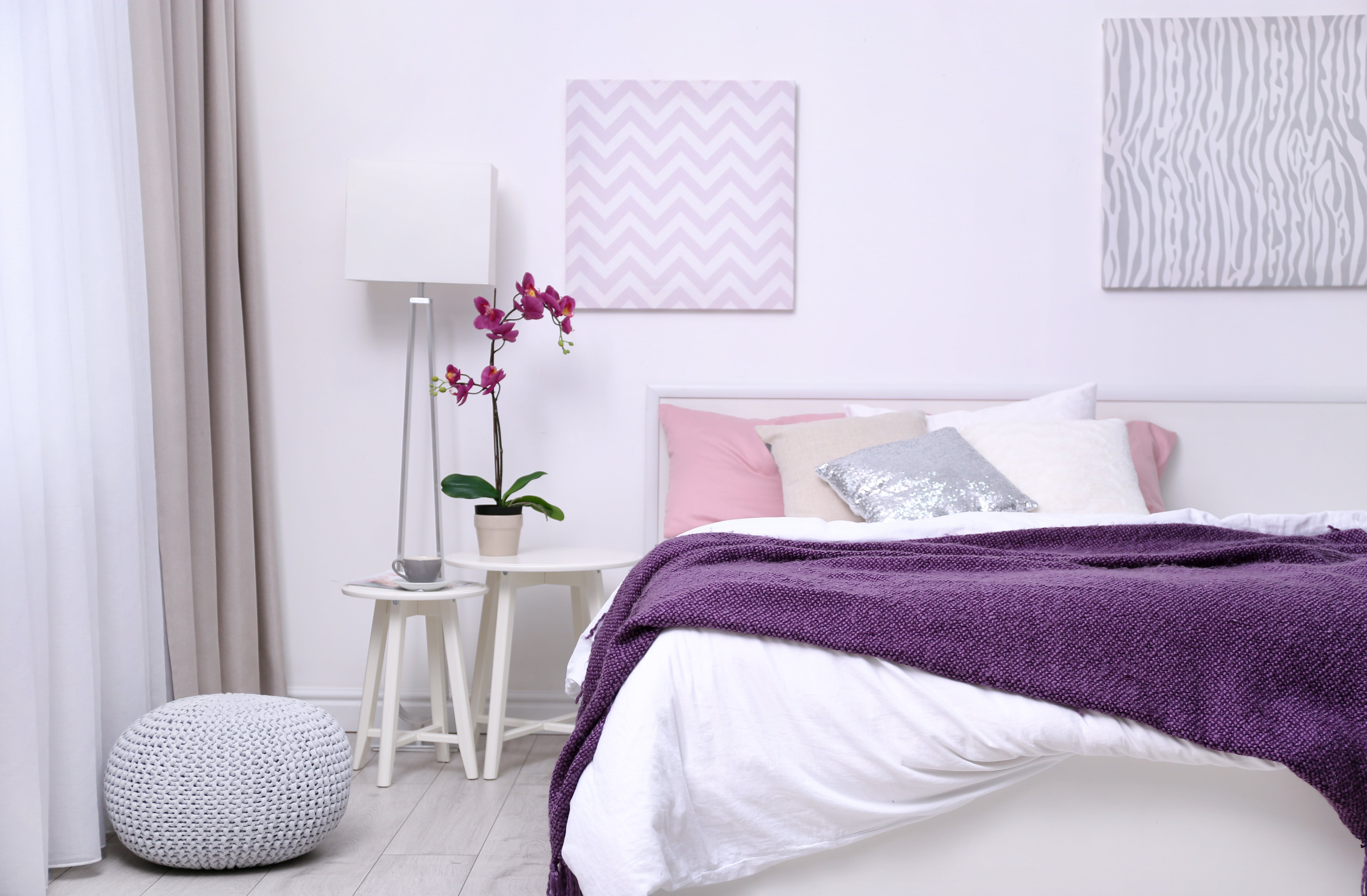 Sypialnia z fioletowymi akcentami