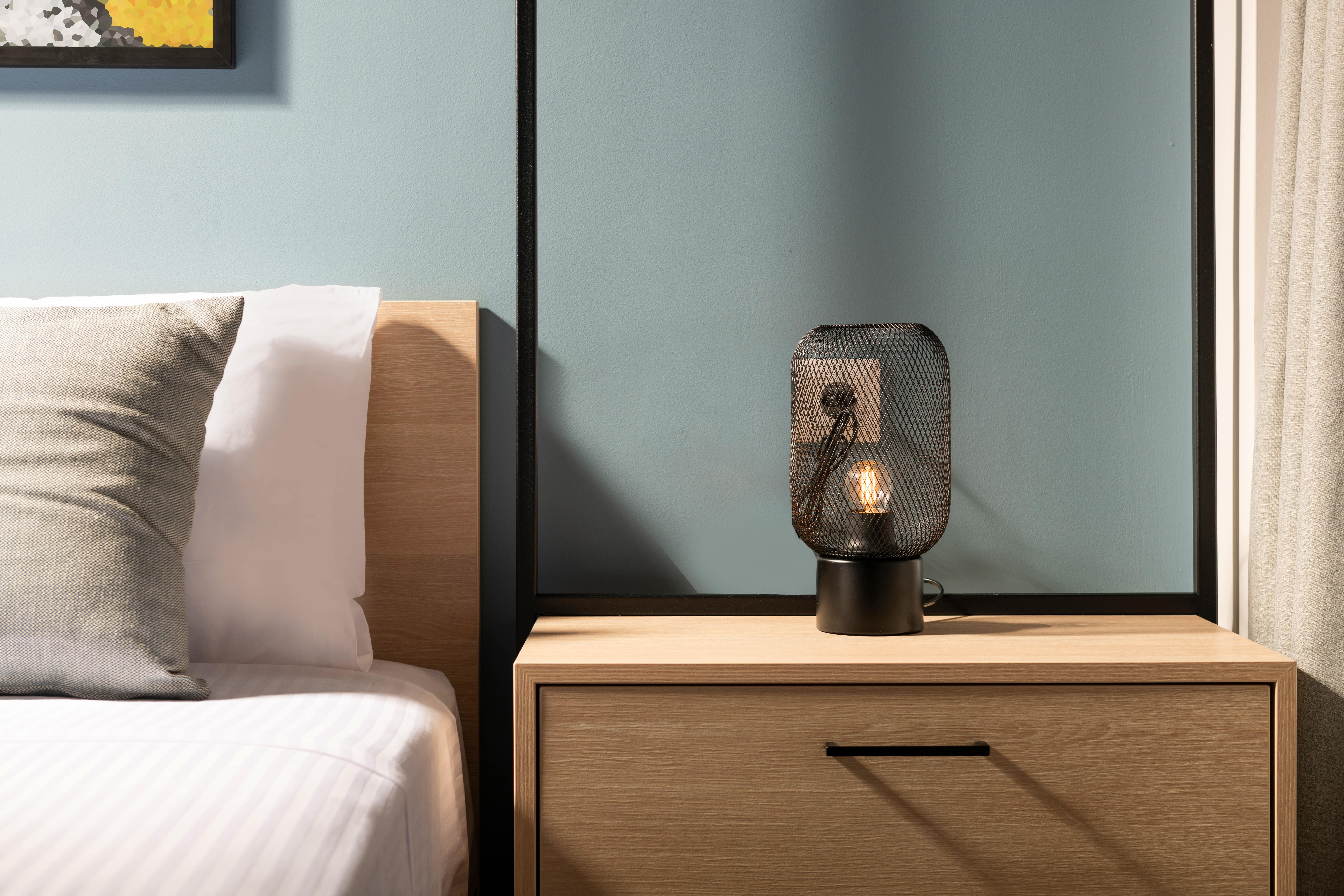 Sypialnia skandynawska - zbliżenie na lampę